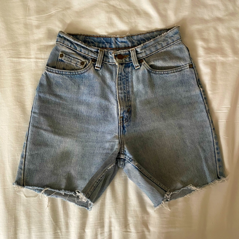 Vintage high waisted Levi’s shorts - size 26